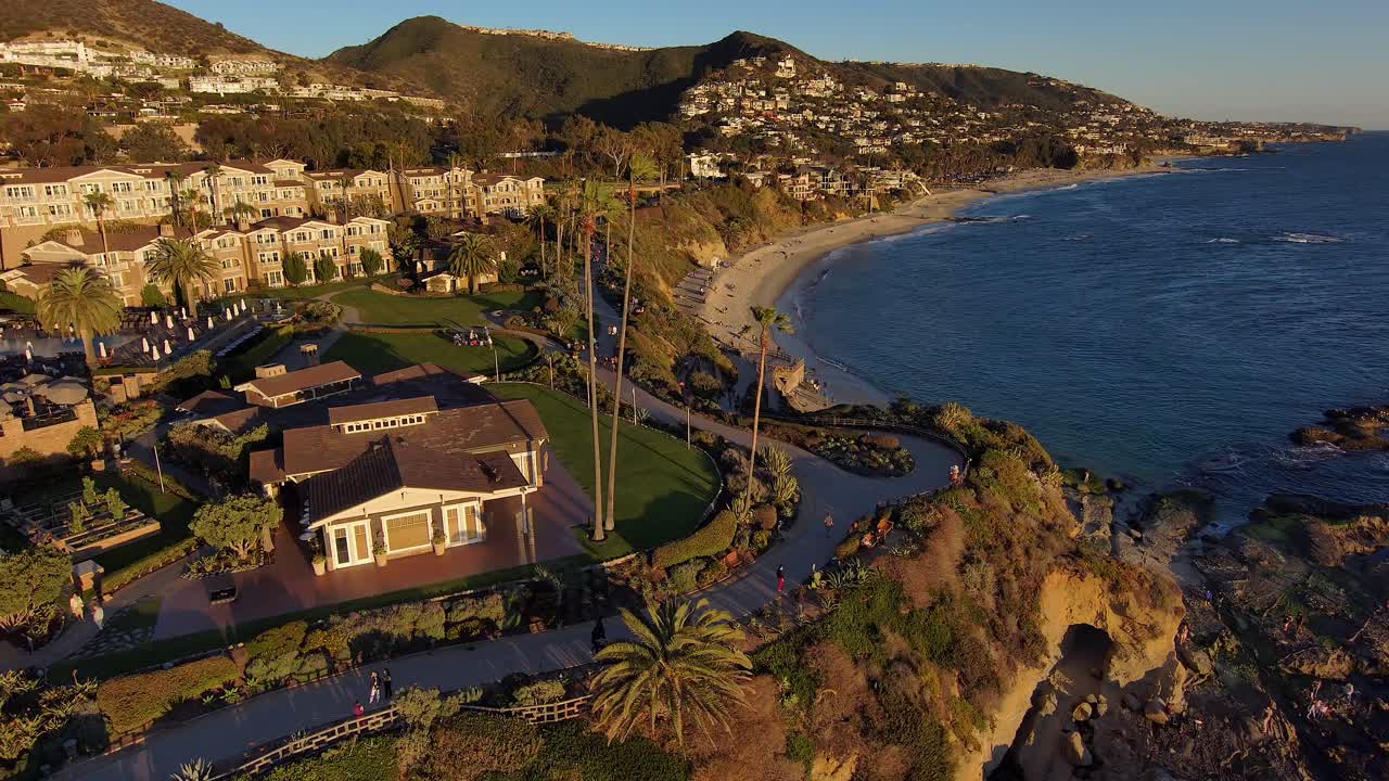 몽타주 호텔과 캘리포니아 라구나 비치의 보물섬을 따라 달리는 길의 공중 드론 전망