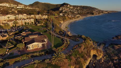 Vista-Aérea-De-Drones-Del-Hotel-De-Montaje-Y-El-Camino-Que-Recorre-La-Isla-Del-Tesoro-En-Laguna-Beach,-California