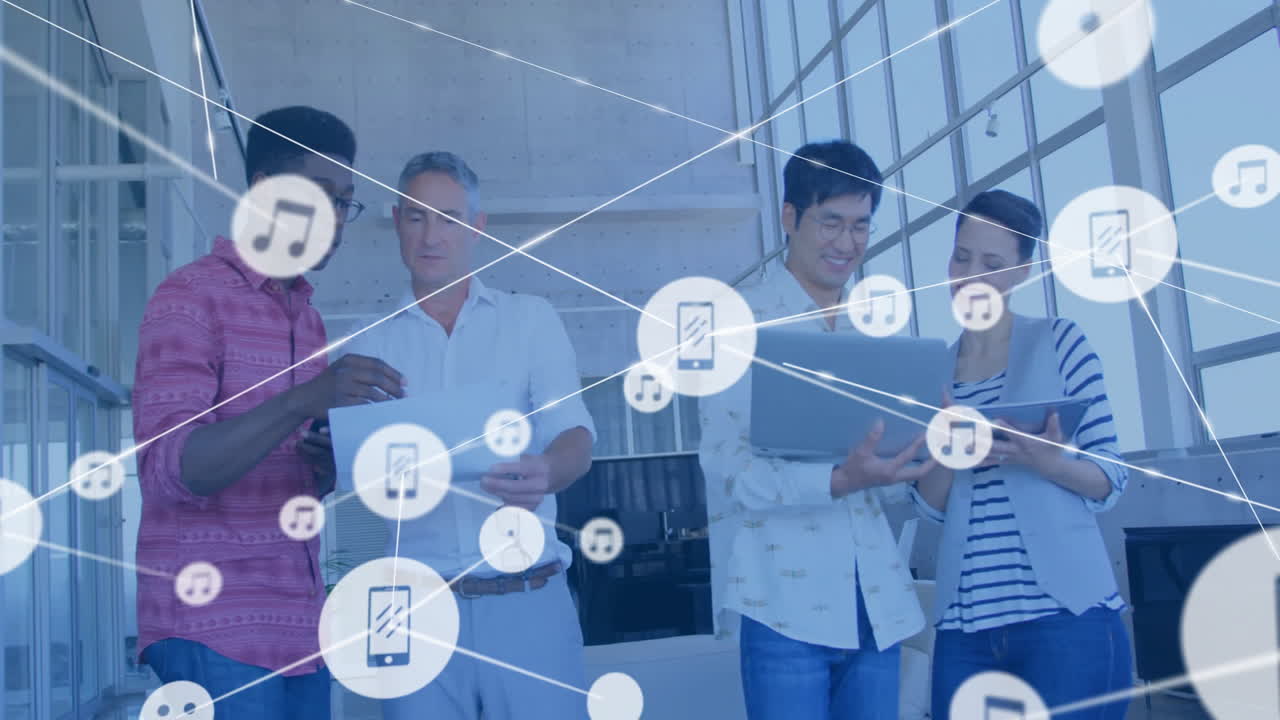 사무실에서 다양한 비즈니스 사람들에 대한 장치 아이콘과 연결 네트워크의 애니메이션