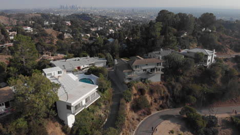 Toma-Aérea-De-Drones-Moviéndose-Hacia-Abajo-En-Una-Bonita-Casa-Con-Piscina-En-El-área-De-Hollywood-Hills-De-Los-ángeles