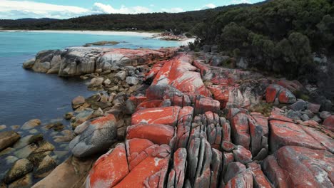 Drone-De-La-Bahía-De-Incendios-Vuela-Cerca-De-Rocas-Naranjas-Tasmania,-Australia