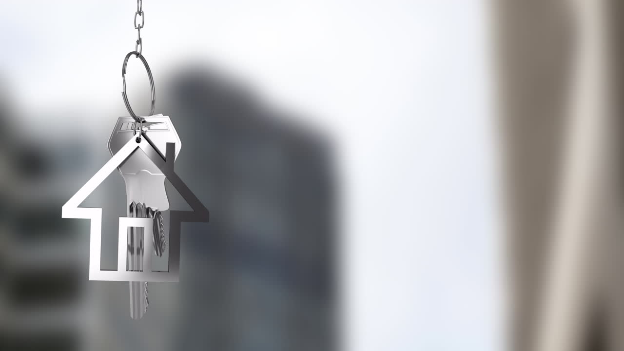 Animazione di un portachiavi a forma di casa su sfondo urbano sfocato.
