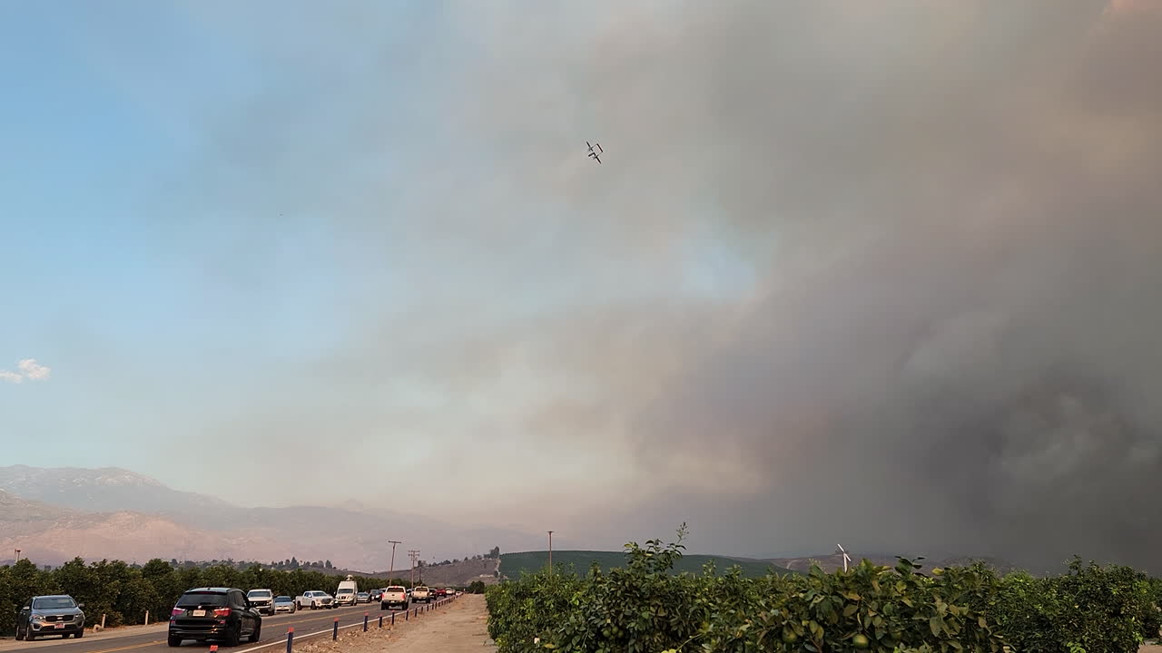 캘리포니아 산불 위로 날아가는 물 폭격기