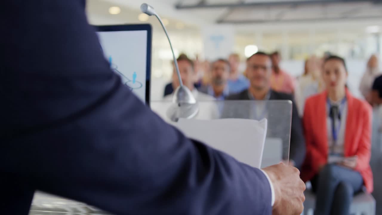 비즈니스 컨퍼런스 에서 청중 에게 연설 하는 남자 연설자