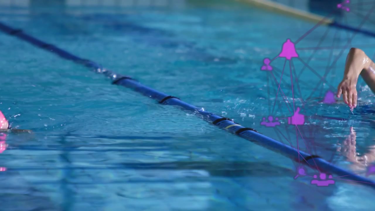 Schwimmerin schwimmt Freistilbahnen, Armzug beginnt Gleitphase, lila Overlay mit Trainingsdaten.