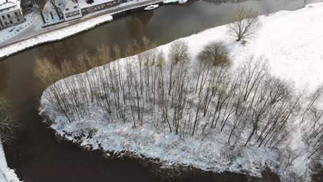 Droneshot-Del-Nevado-Paisaje-Holandés-Con-Una-Pequeña-Iglesia-Y-Castillo-Tragamonedas-Zuylen