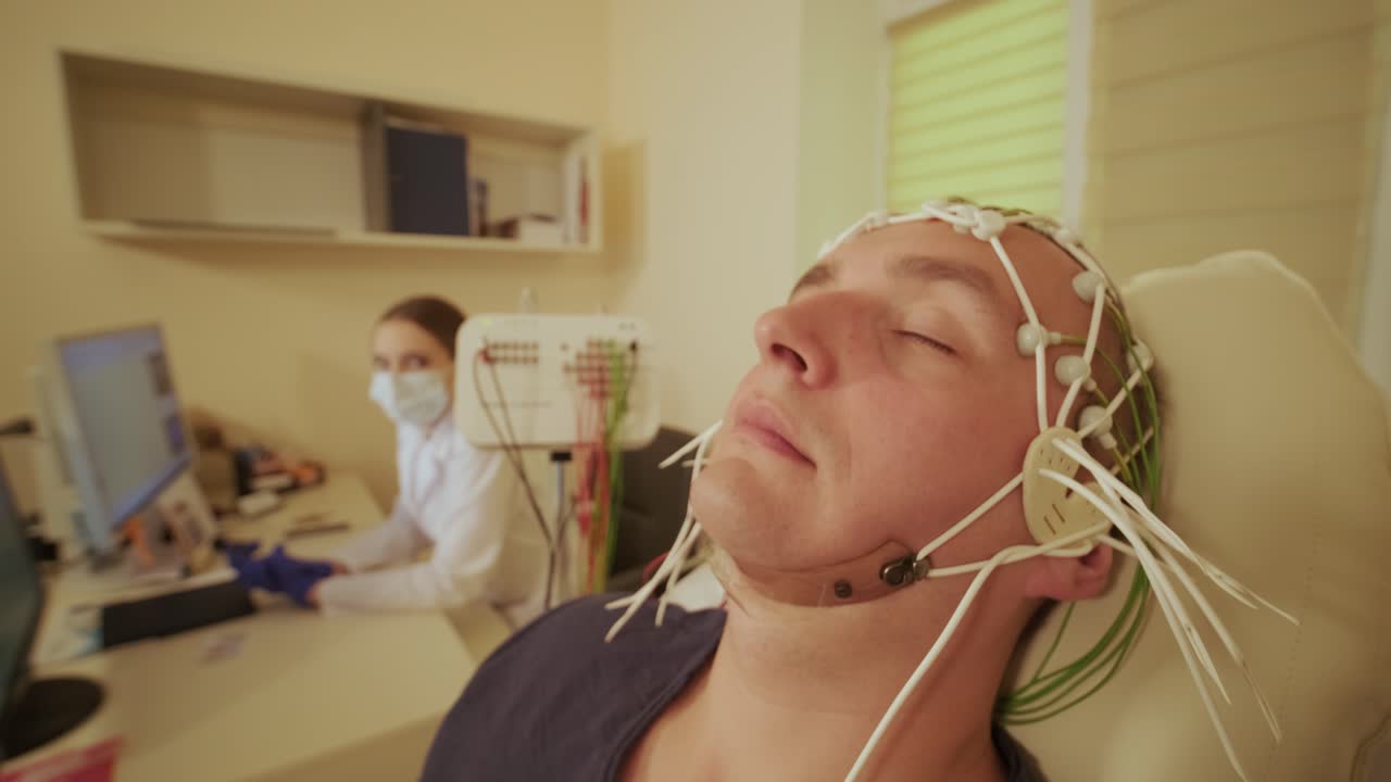 тестирование мозга пациента с помощью энцефалографии в медицинском центре