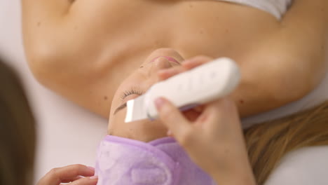 facial treatment with ultrasonic skin scrubber