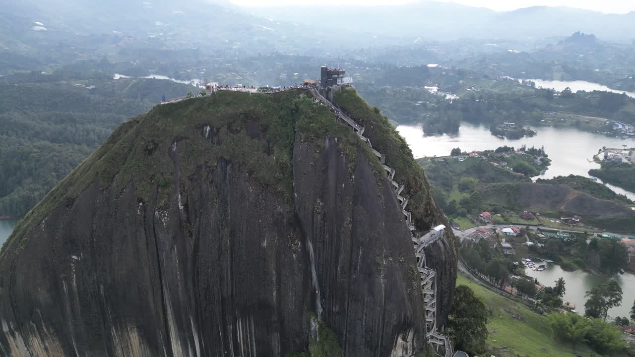 vista aérea desde un dron de la piedra del penol y el embalse de guatapé cerca de medellín, antioquia, colombia