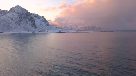 Über-Dem-Meer-Fliegen-Und-Eine-Unglaubliche-Landschaft-Beobachten