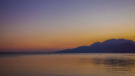 Impresionante-Puesta-De-Sol-Sobre-La-Costa-Egipcia-Junto-Al-Mar-Mediterráneo,-Montaña-Al-Fondo