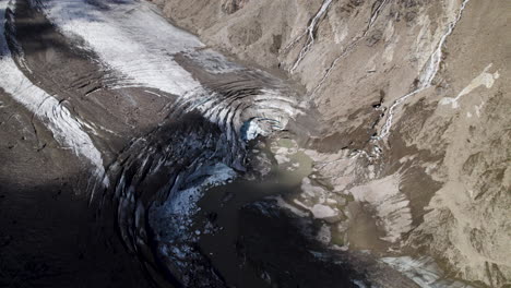 los escombros cubren el glaciar pasteur al pie de la montaña grossglockner, el glaciar se derrite debido al calentamiento global, disparo de dron