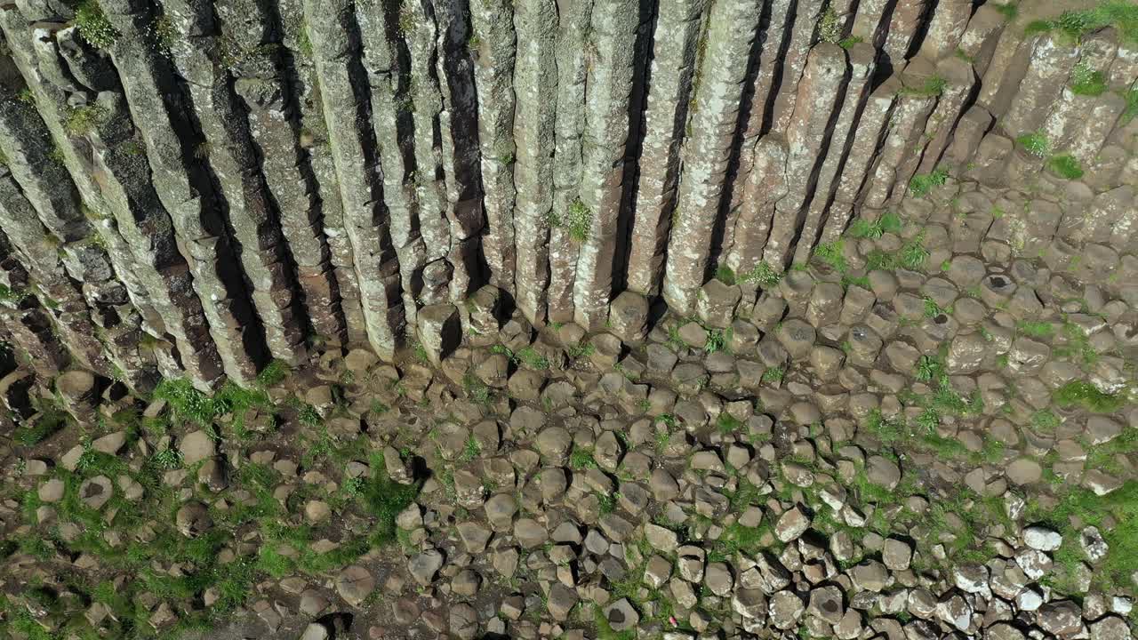 la calzada de los gigantes se encuentra al pie de los acantilados de basalto a lo largo de la costa del mar en la costa norte del condado de antrim