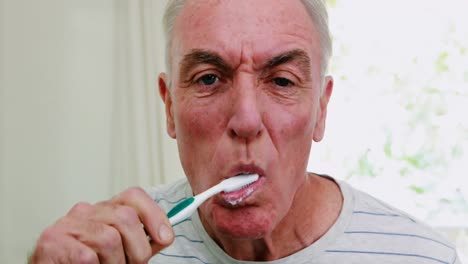 Älterer-Mann-Putzt-Sich-Im-Badezimmer-Die-Zähne