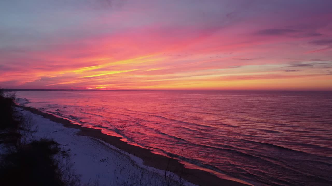 puesta de sol sobre la orilla del mar con un hermoso y espectacular cielo resplandeciente