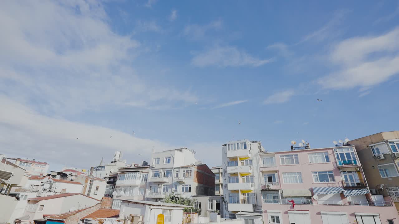 아파트와 파란 하늘과 함께 도시 풍경