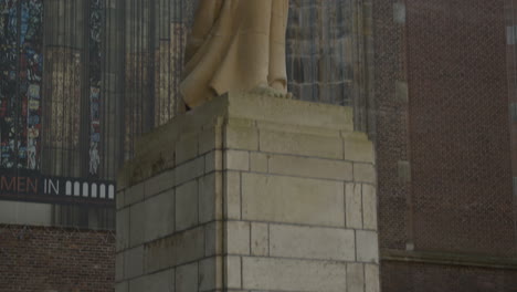 Tilt-down-of-Utrecht-resistance-world-war-2-memorial-in-Utrecht-city,-the-Netherlands