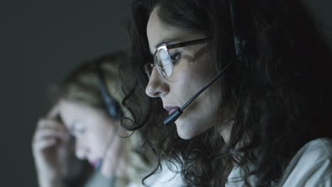 mujer de negocios con auriculares trabajando en la oficina