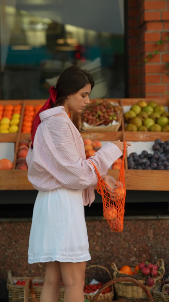mujer comprando frutas en una tienda de comestibles