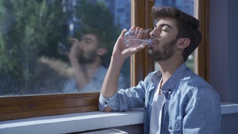 el hombre que bebe agua.
