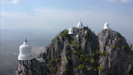 impresionante vista aérea del templo blanco en el cielo en la parte superior de las rocas altas en tailandia