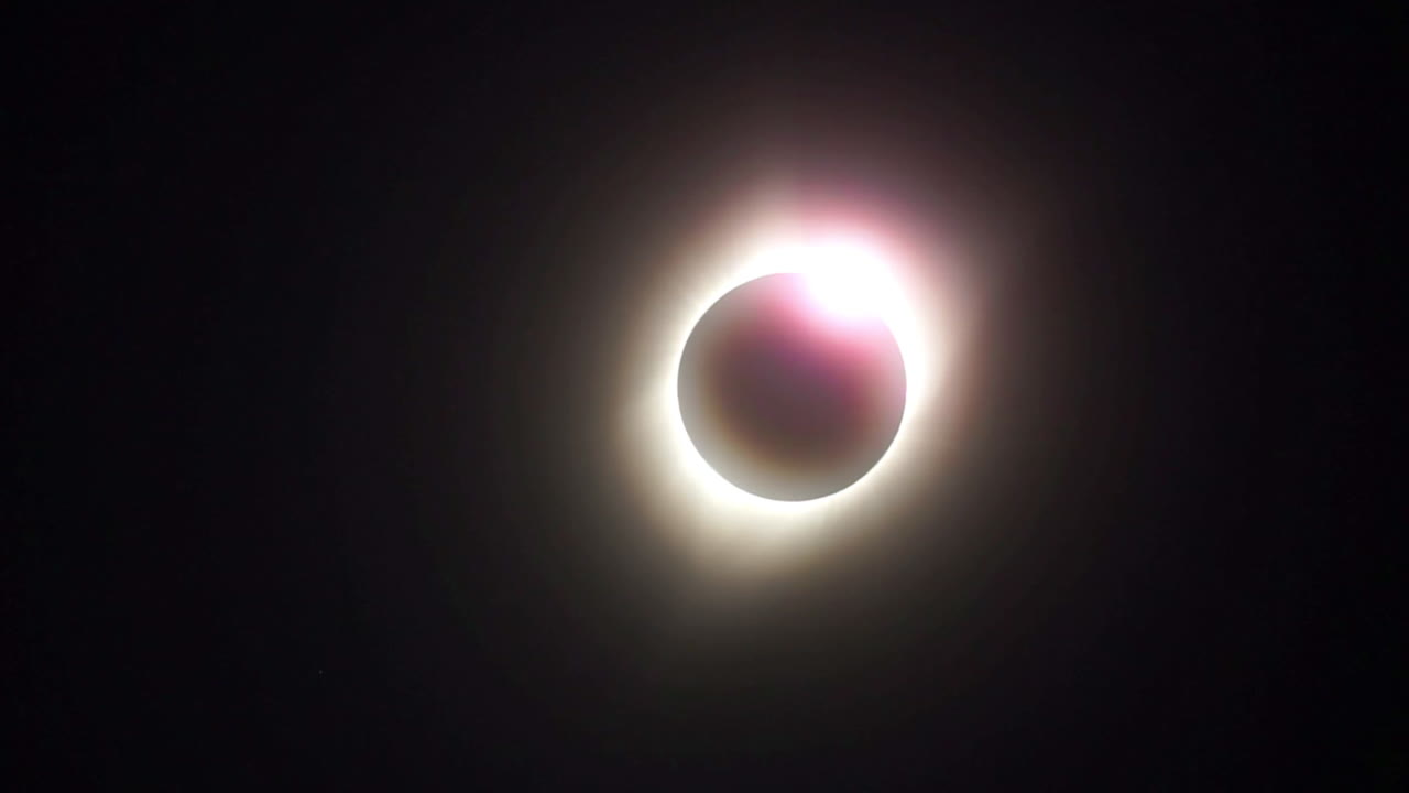 el resplandor rosado de la cromosfera anuncia el efecto anillo de diamante durante un eclipse solar total