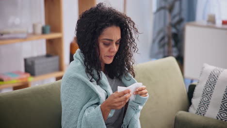 mujer con frío en el sofá