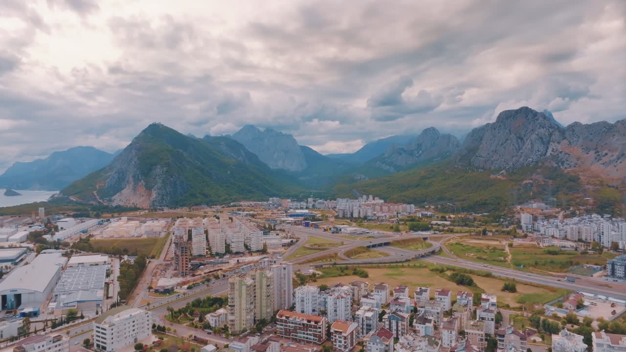 산 들 이 있는 해안 도시 의 공중 사진