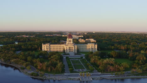 Toma-Frontal-Del-Edificio-Legislativo-Regina-En-Verano-Al-Atardecer