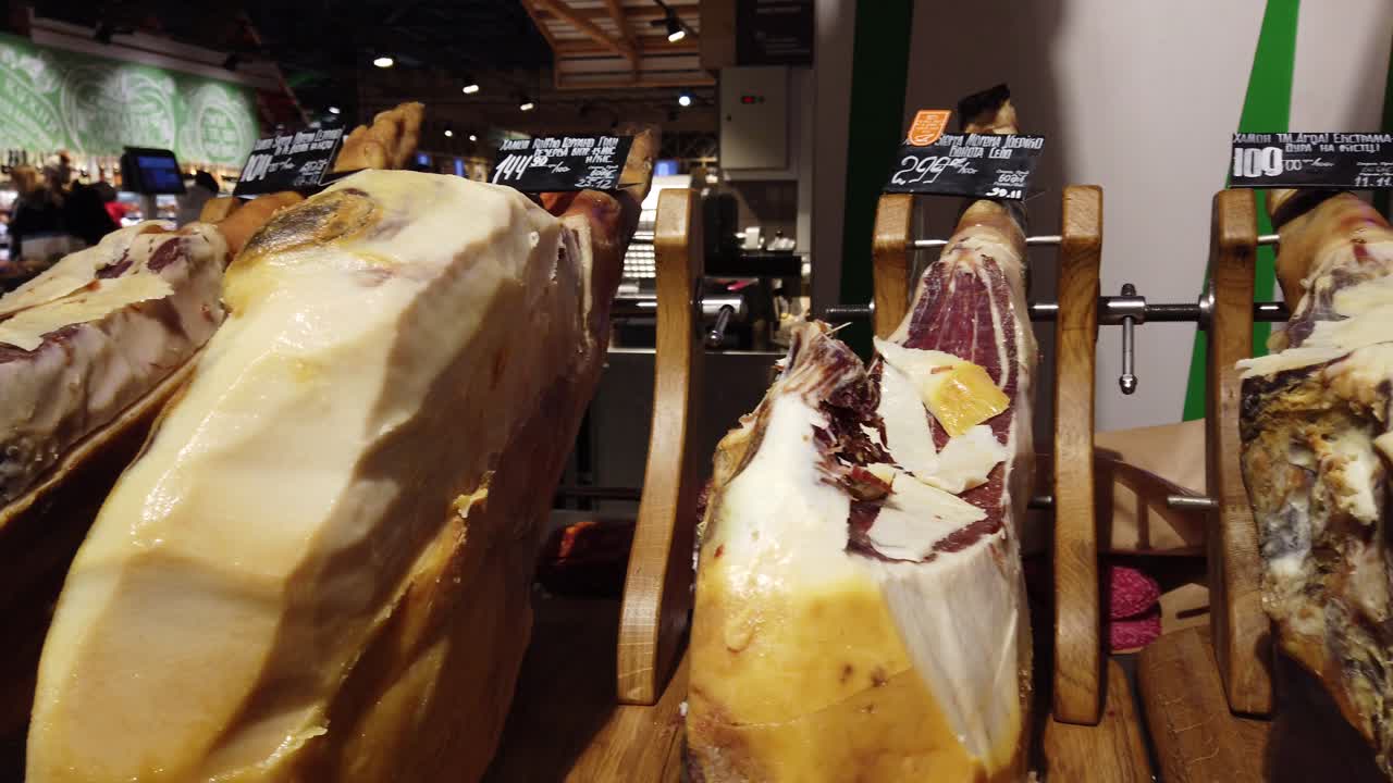 Jamón in un centro commerciale. I clienti scelgono i prodotti