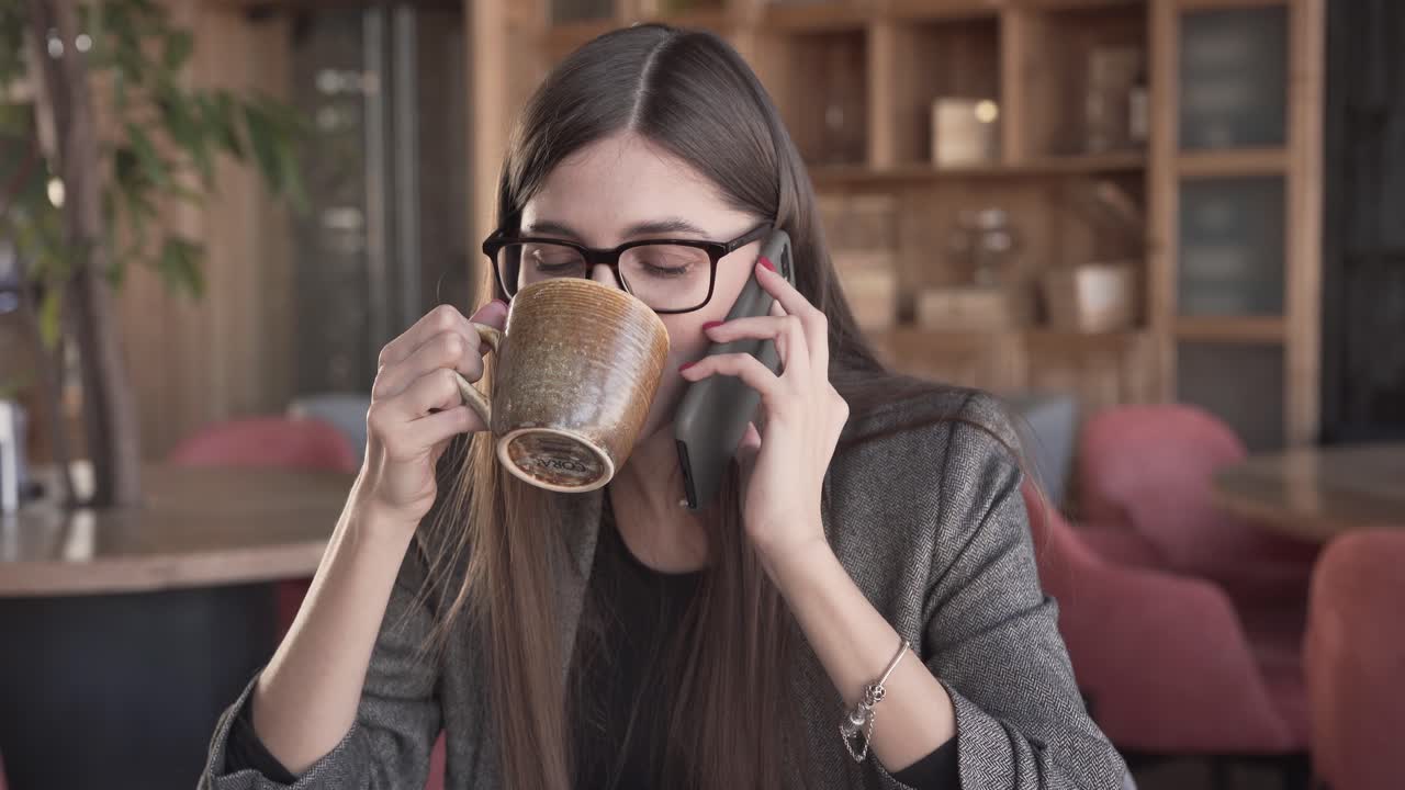 una chica feliz, bonita y encantadora se divierte en el restaurante durante el día