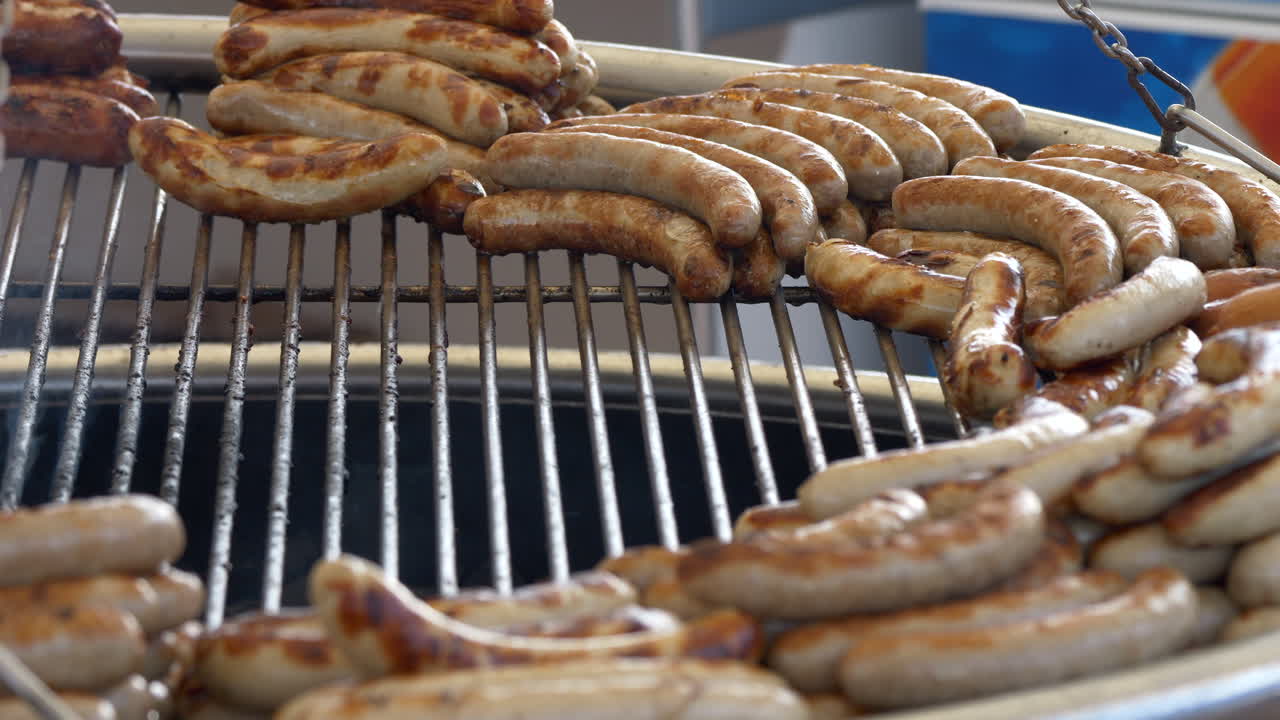 primer plano de asar salchichas bratwurst alemanas en el mercado durante el día - prores 422