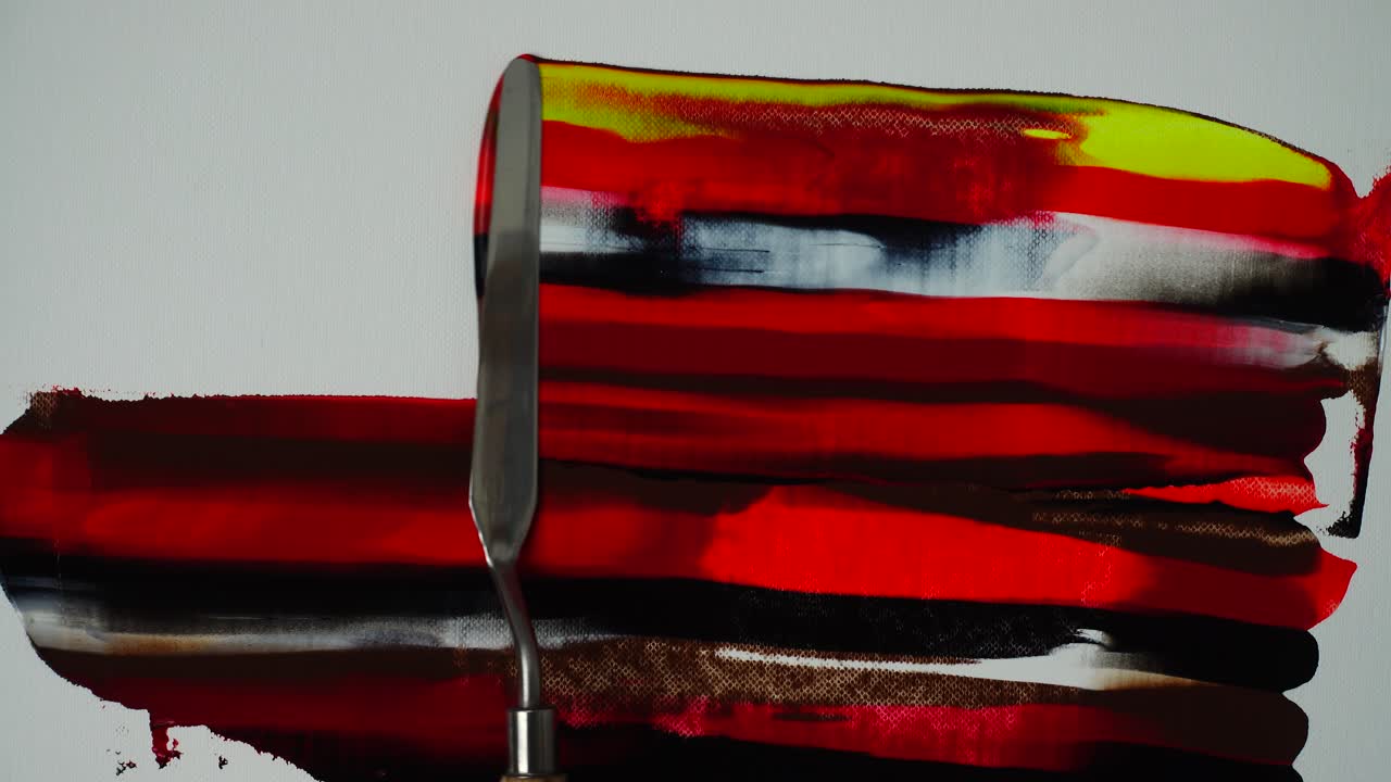 Der Künstler zeichnet einen abstrakten Hintergrund in Acryl.