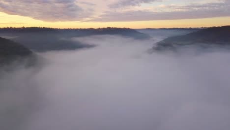 Australisches-Tal,-Das-Bei-Sonnenaufgang-In-New-South-Wales-In-Der-Nähe-Von-Sydney-Von-Dichtem-Nebel-Mit-Berggipfeln-Und-Bunten-Wolken-Bedeckt-Ist