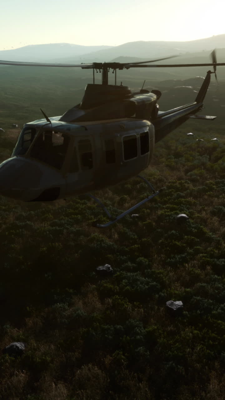 helicóptero volando sobre el campo al atardecer