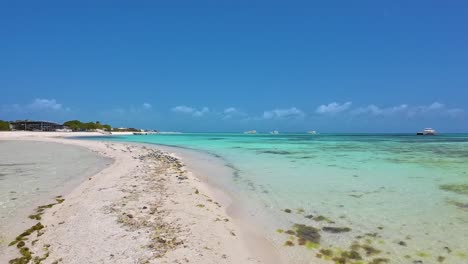 Panorámica-Izquierda-Playa-De-Arena-Blanca-Y-Agua-Azul-Cristalina,-Madrisqui-Isla-Tropical-Los-Roques