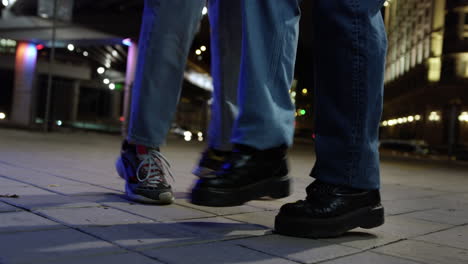 Mujer-Y-Hombre-Desconocidos-Divirtiéndose-Al-Aire-Libre.-Pareja-Irreconocible-Saltando.