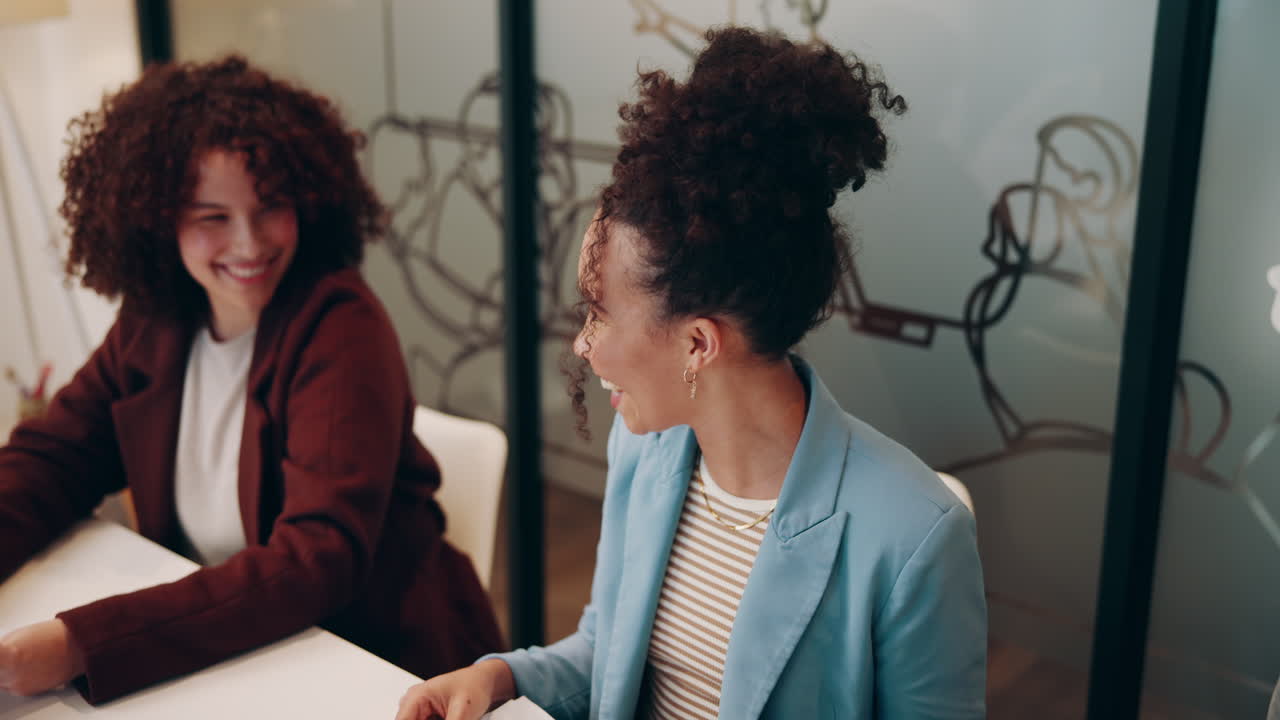 mujeres de negocios emocionadas celebran su éxito en una reunión