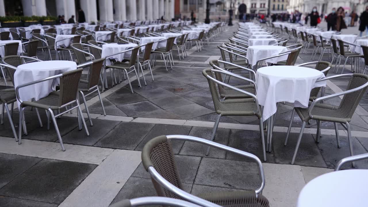 세인트 마크 광장에 위치한 야외 카페 테이블의 줄