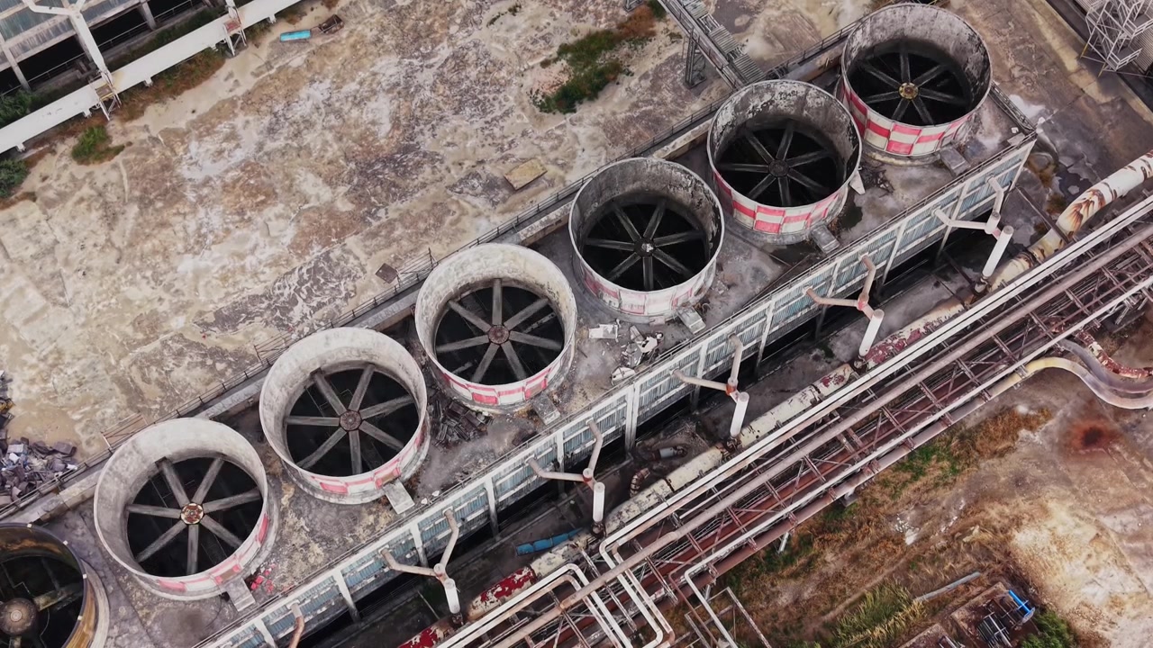 Ventilatori e macchinari in un sito industriale alla luce del giorno