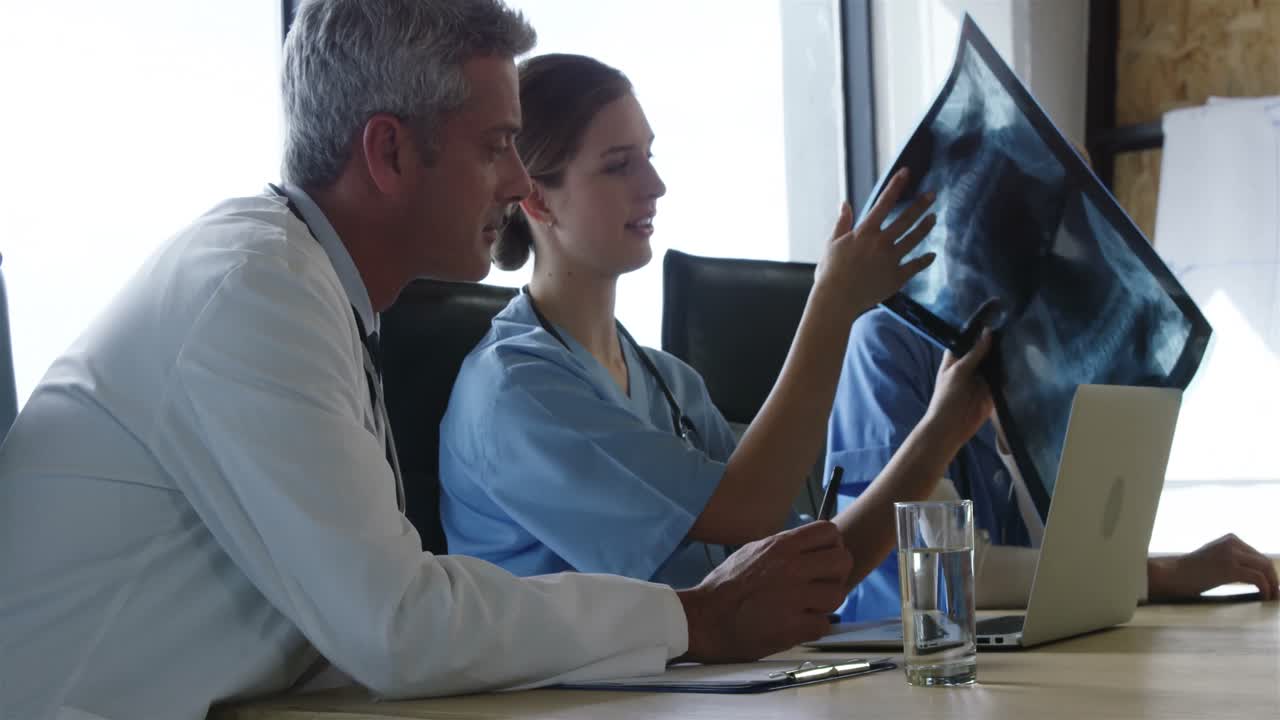 los médicos mirando juntos una exploración