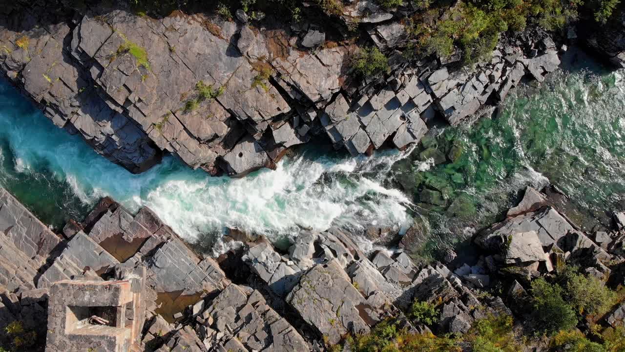 스위스 북부 에 있는 아비스코 국립 공원 에 있는 강