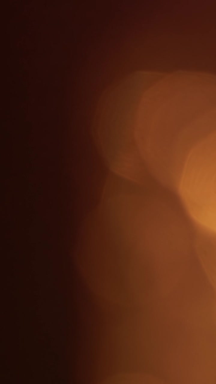 Luci bokeh calde astratte su sfondo scuro