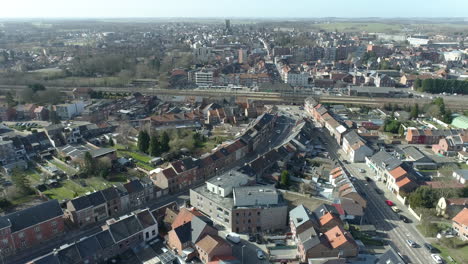 Hohe-Luftpanoramaansicht-Der-Stadt-Tongeren,-Sonniger-Tag