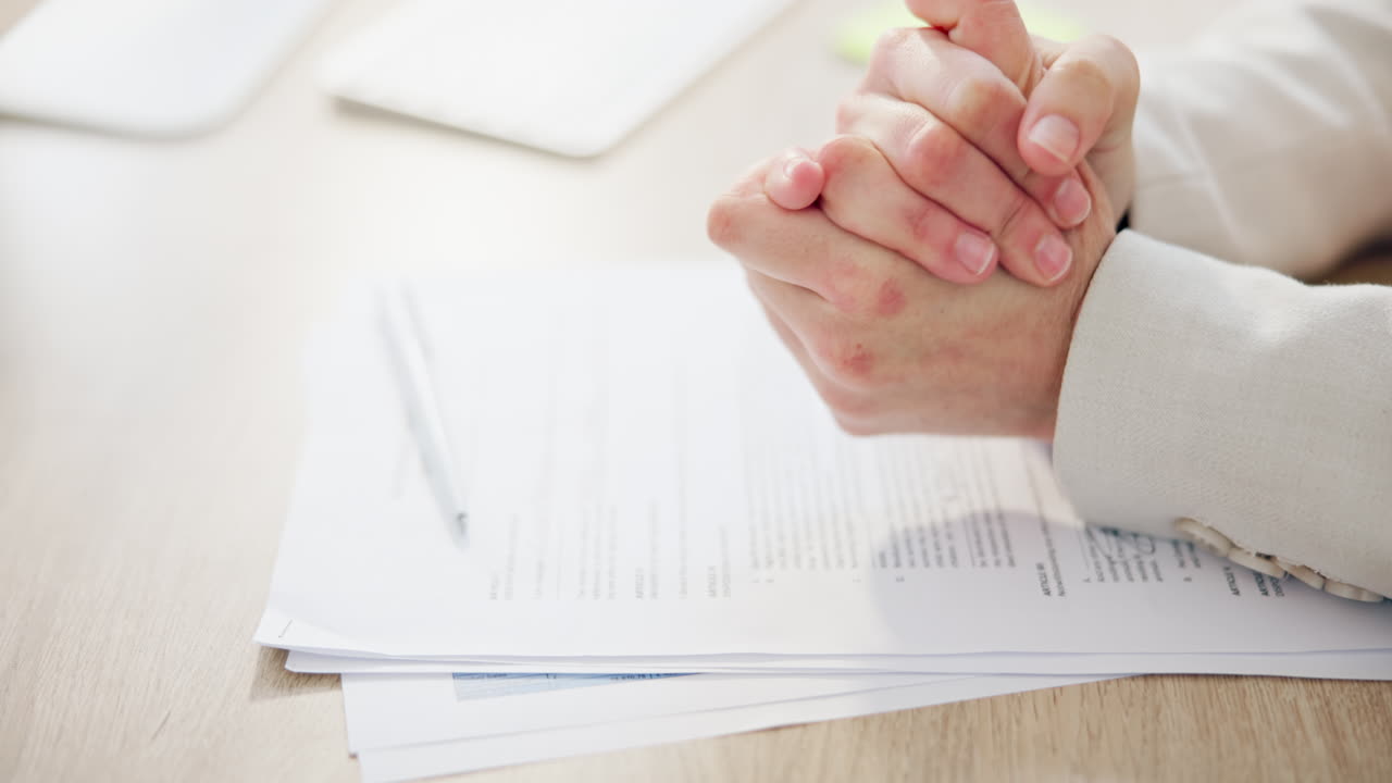 divorcio, documentos y manos de la mujer en el abogado