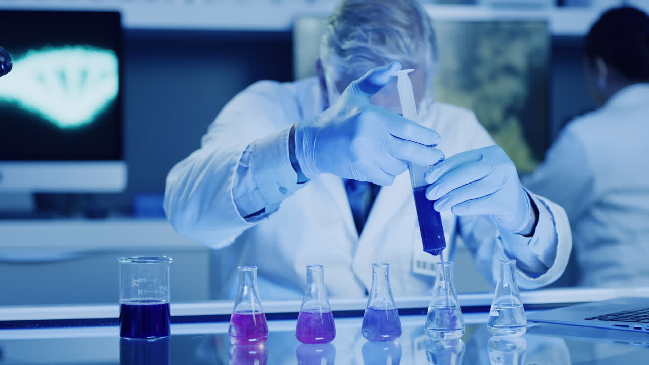 зрелый лабораторный ученый, использующий шприц