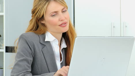 mujer de negocios trabajando en su computadora portátil