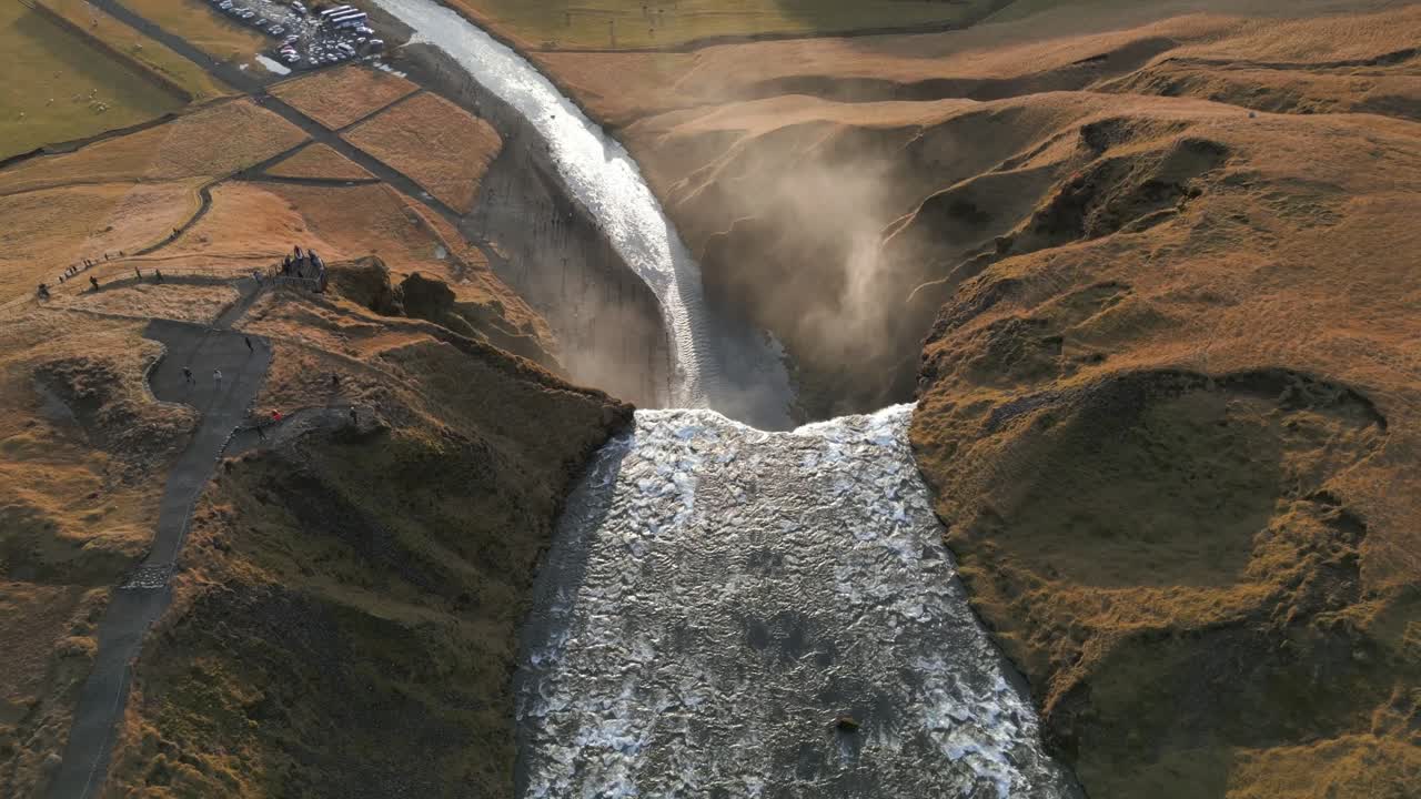toma aérea única sobrevolando la cascada de skogafoss