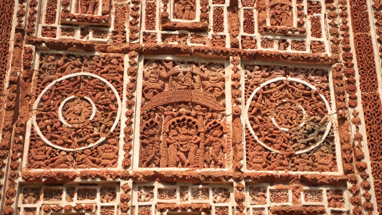 Questo tempio Pancharatna, ricco di opere in terracotta, è chiamato Tempio Shyamray o Pachmura. Questo tempio è riccamente ornato con decorazioni in terracotta.
