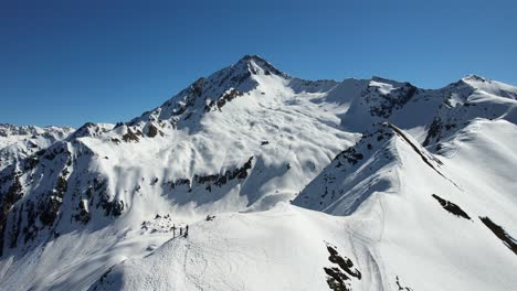 Impresionante-Vista-De-Filzenkogl,-Austria,-Que-Muestra-Sus-Picos-Cubiertos-De-Nieve-Y-El-Majestuoso-Pico-Ahorn-Al-Fondo.